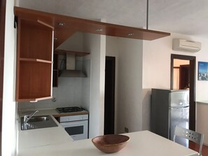 Kühlschrank, Ofen, Herdplatte, Kochgeschirr/Geschirr/Besteck