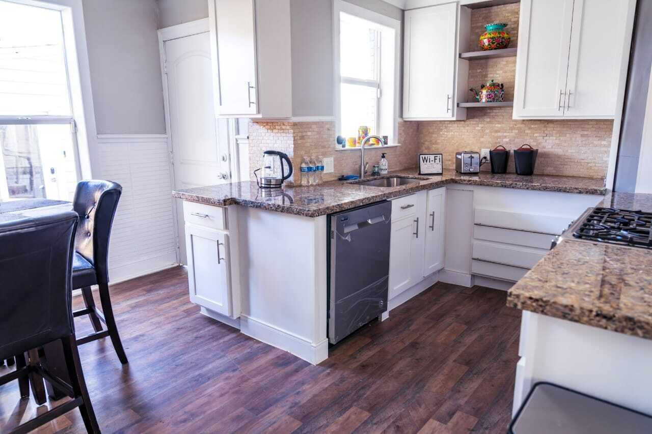 Luxurious 2BR w/Patio /Downtown/Medical Center *Families/EV/Pet/Free Parking