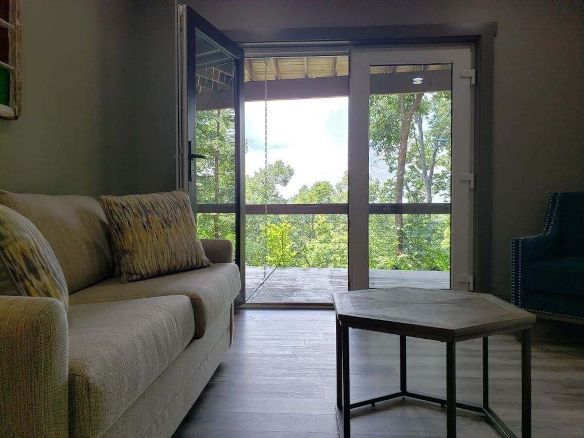 Roundabout Retreat - Mom-In-Law Suite - Private Hot Tub