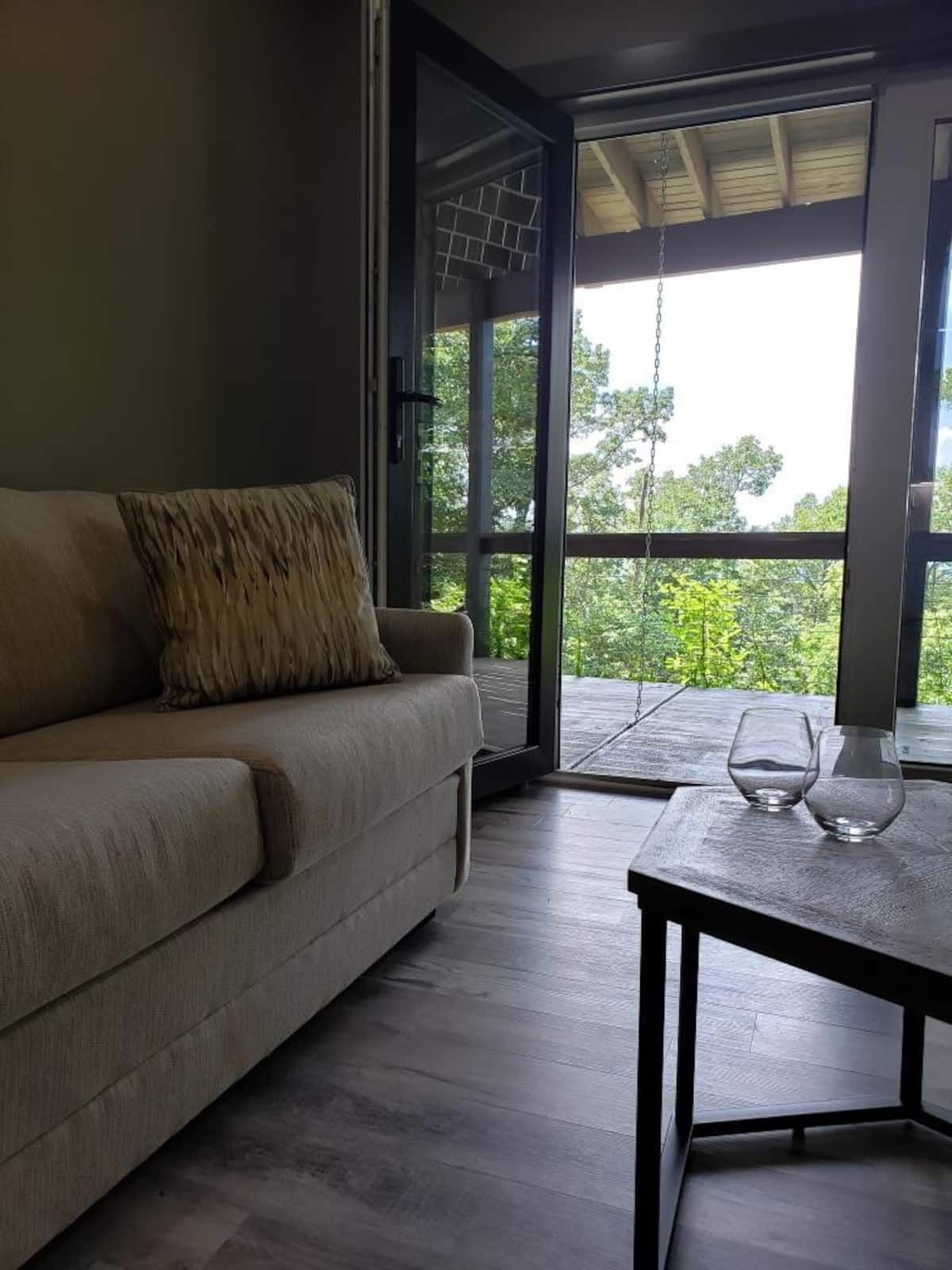 Roundabout Retreat - Mom-In-Law Suite - Private Hot Tub