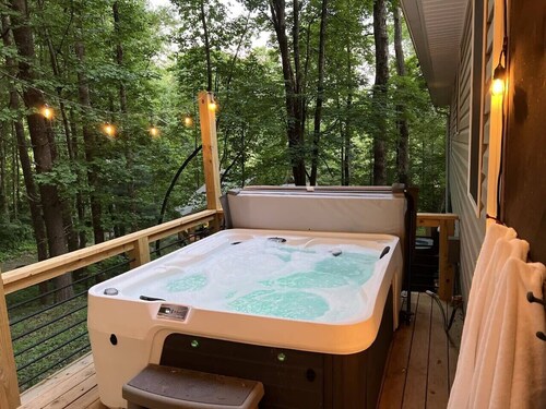 < 3 miles to Downtown, Hot tub and Firepit / Cabin
