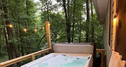 < 3 miles to Downtown, Hot tub and Firepit / Cabin
