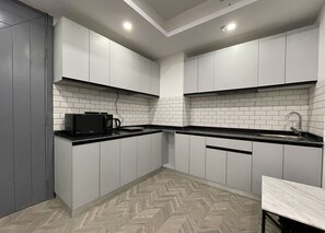 Microwave, cookware/dishes/utensils