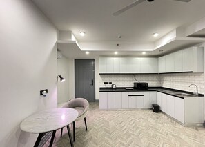 電子レンジ、調理器具と食器