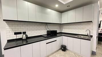 Microwave, cookware/dishes/utensils