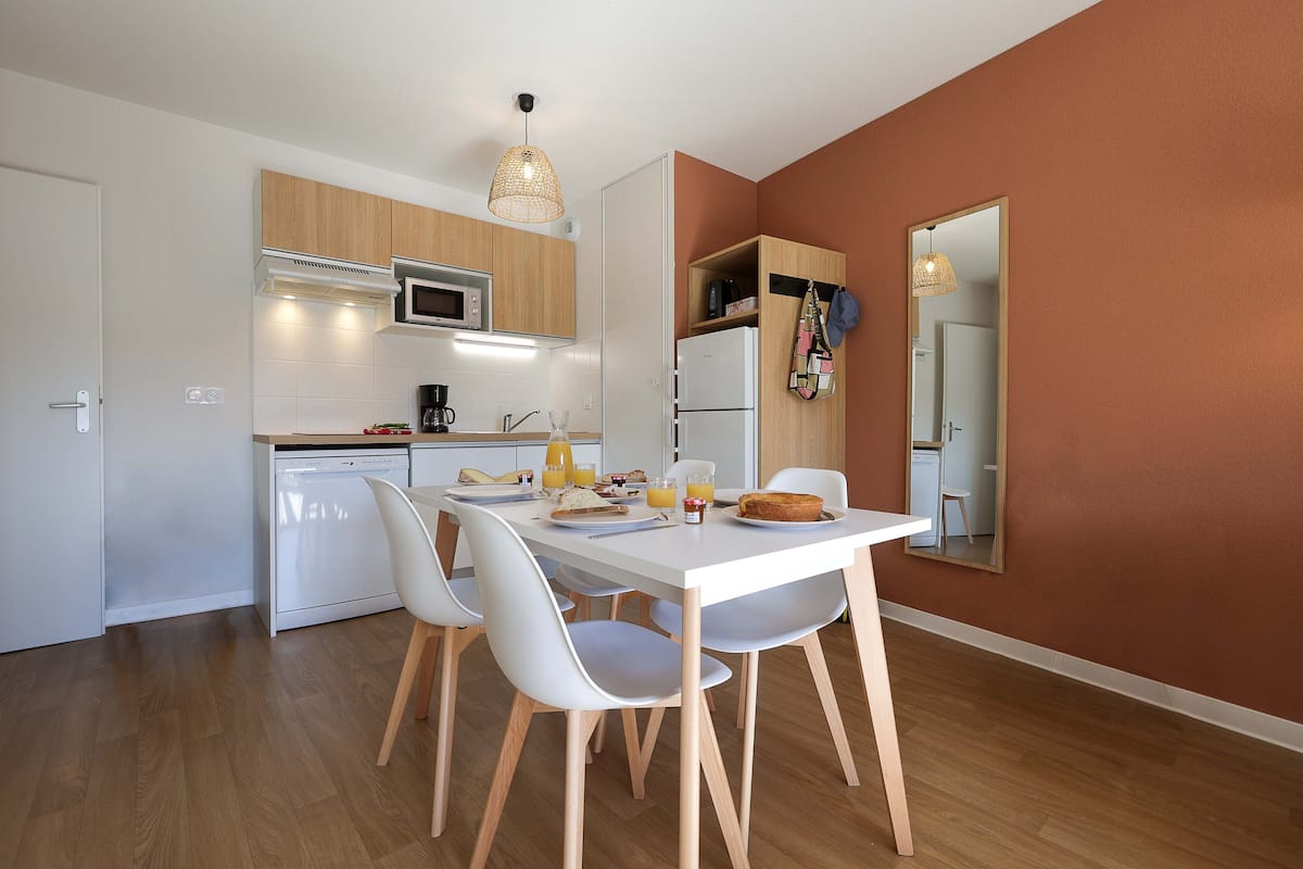 Frigorífico, microondas, placa de cocina y lavavajillas