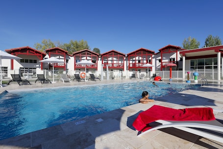 Indoor pool, seasonal outdoor pool, sun loungers