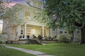Exterior - New Renovated 4BR Home, Fenced Yard w Playground (Louisville)