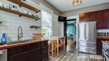 Coffee/tea maker, fridge, microwave, oven