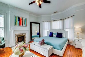4 bedrooms, desk, iron/ironing board, travel cot - New Renovated 4BR Home, Fenced Yard w Playground (Louisville)