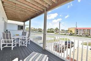 Outdoor dining - "All Decked Out NSB" Ocean Views, Private Fenced Yard, BBQ, Bikes, Beach toys (New Smyrna Beach)