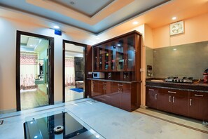 Refrigerador, microondas, parrilla de estufa y utensilios de cocina 