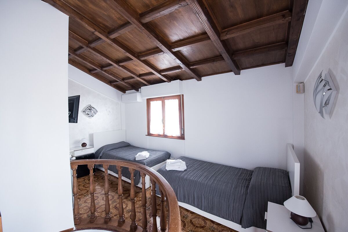 4 chambres, coffres-forts dans les chambres, bureau