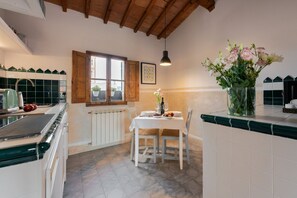 Réfrigérateur, micro-ondes, plaque de cuisson, lave-vaisselle