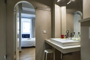 Een douche, een haardroger, een bidet, handdoeken