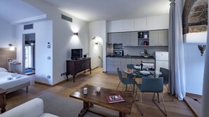 Eine moderne Wohnung mit Wohnzimmer, Essbereich, Küchenzeile und Schlafzimmer.