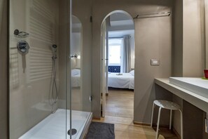 Dusche, Haartrockner, Bidet, Handtücher