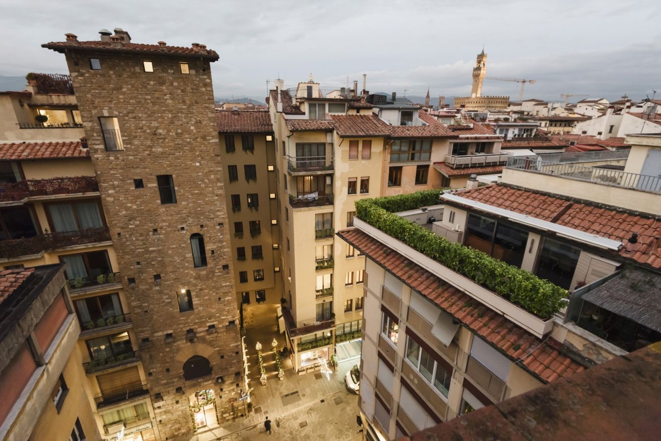Un edificio de varios pisos con un patio central, con balcones y una estructura que recuerda a una torre.