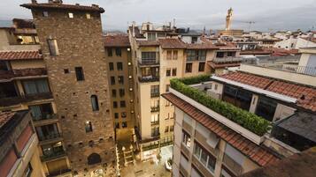 Un edificio de varios pisos con un patio central, con balcones y una estructura que recuerda a una torre.