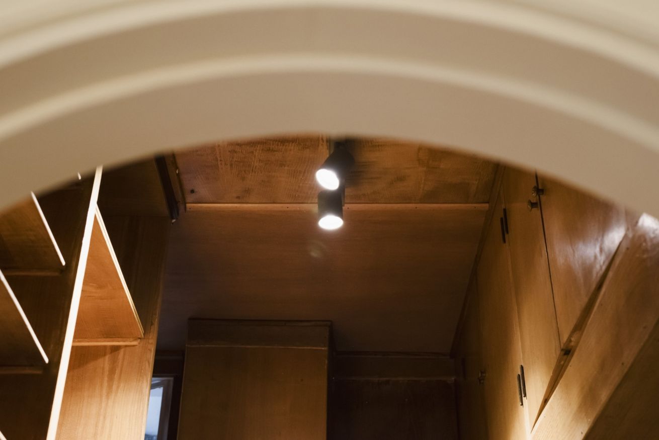 Ein Innenraum mit Holzwänden und einer schrägen Decke.