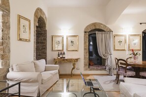 Living area - APARTMENT IN THE MEDIEVAL TOWER IN BORGO SAN JACOPO-MADDALENA (Firenze)