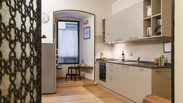 Frigorifero, microonde, forno, piano cottura