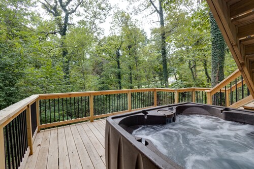 Treetop house with direct access to bike trails and small walk to Lake Avalon