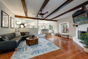 Smart TV, fireplace