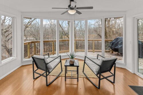 Treetop house with direct access to bike trails and small walk to Lake Avalon