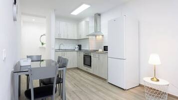 Een magnetron, een oven, een kookplaat, een koffiezetapparaat/waterkoker