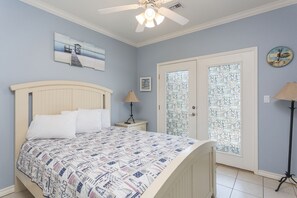 4 bedrooms, iron/ironing board, free WiFi, bed sheets - Lovely Townhouse with Heated Pool, Hot Tub & Pool Table! Near the Beach! (South Padre Island)