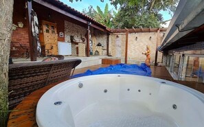 Outdoor spa tub - Recanto de Charme: Piscina Aquecida, Jacuzzi, ar Condicionado (Pirenopolis)