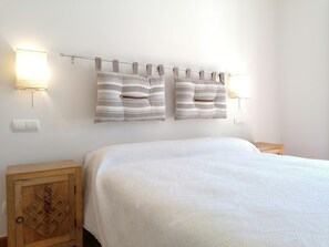5 Schlafzimmer, Schreibtisch, Bügeleisen/Bügelbrett, Reisekinderbett