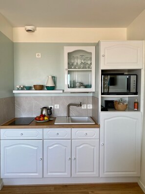 Fridge, microwave, stovetop, coffee/tea maker