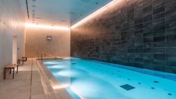 Inomhuspool med öppettider 06.00 till 22.00, och solstolar