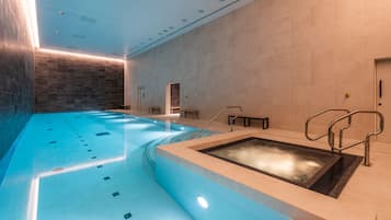 Kolam renang indoor, dengan kursi berjemur