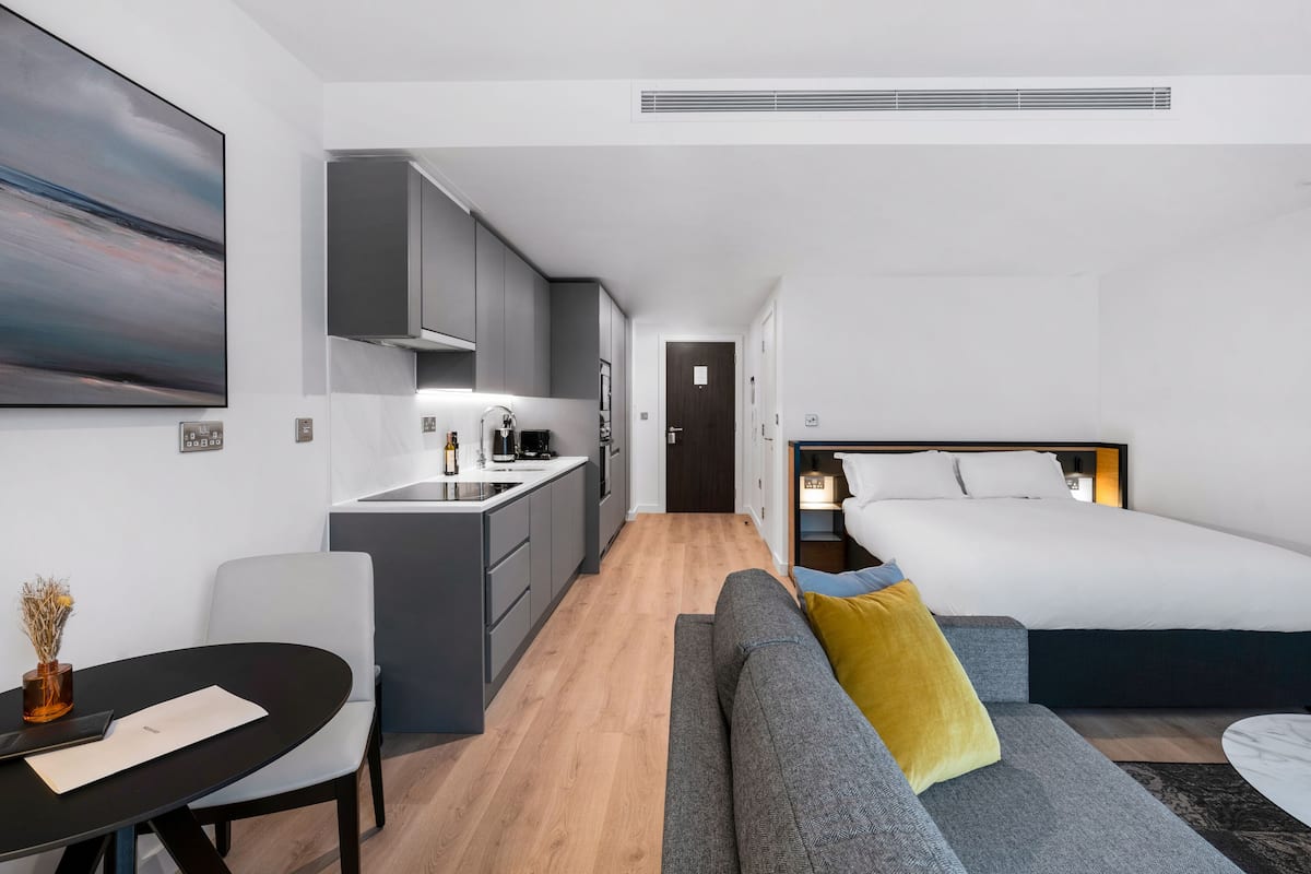 Studio | Essbereich im Zimmer