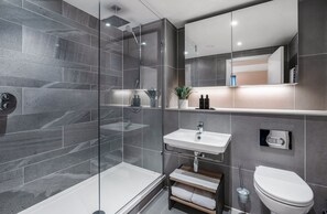 Estudio | Baño | Artículos de higiene personal de diseño, secador de pelo y toallas