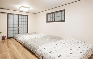 2 habitaciones, escritorio, tabla de planchar con plancha y wifi gratis 