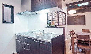 Refrigerador, microondas, parrilla de estufa y utensilios de cocina 