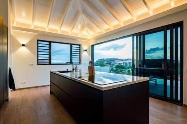 Kjøleskap, mikrobølgeovn, ovn og oppvaskmaskin