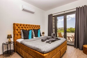 Une chambre d’hôtel avec un grand lit, une vue sur l’extérieur et une fenêtre avec des rideaux.