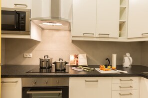 Kühlschrank, Mikrowelle, Ofen, Herdplatte