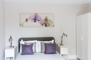 Deluxe House | 4 bedrooms, blackout curtains, iron/ironing board, free WiFi - Immaculate Central Windsor Town House (Windsor)