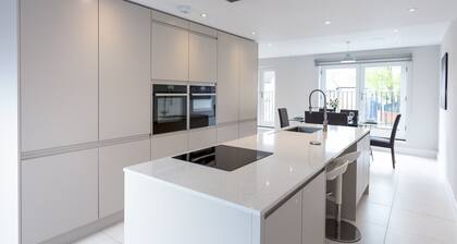 Immaculate Central Windsor Town House