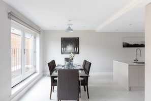 Deluxe House | In-room dining