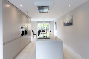 Deluxe House | Private kitchen | High chair - Immaculate Central Windsor Town House (Windsor)
