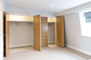 Deluxe House | 4 bedrooms, blackout drapes, iron/ironing board, free WiFi