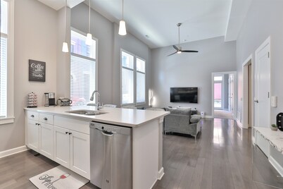 **m0dernLUX ~New~ OTR condo *Park ONsite*