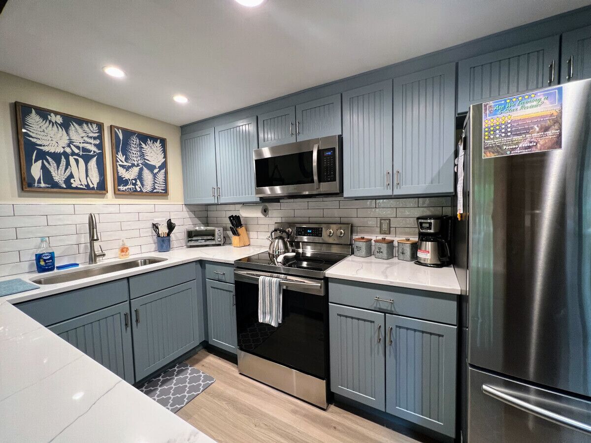 Cozy home w Fireplace! Minutes from Skiing!